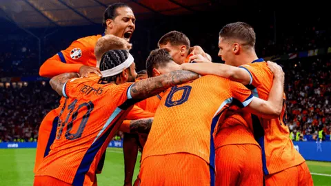 “切尔西主场强势迎战，利兹联能否逆袭保级战局？”