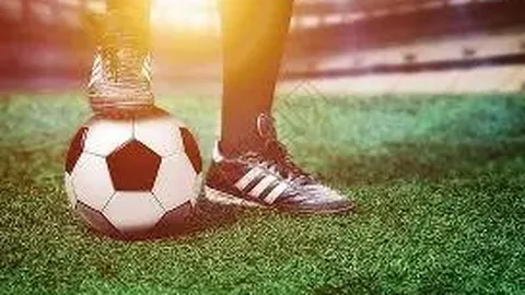 小基恩眉骨骨折头部受伤，回归赛场后突发不适，紧急入院治疗。